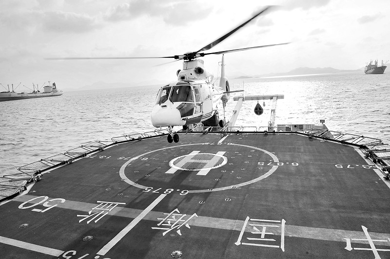 12月 16日,"中国海监b-7115"直升机飞抵 "中国海监50"号.