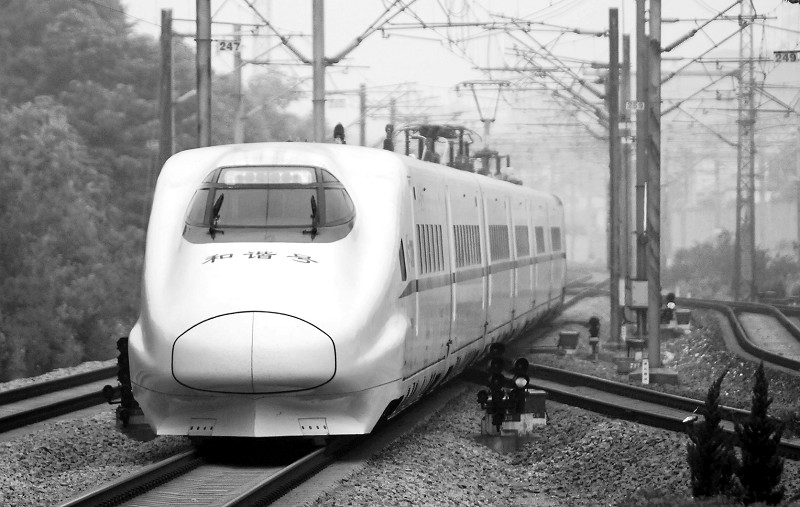 5月24日,一列动车组从江西九江火车站驶出.