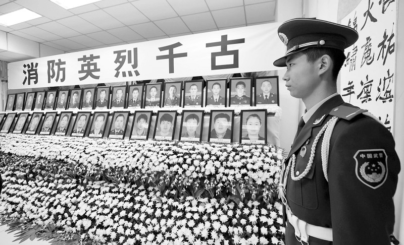 8月17日,在天津市公安消防局开发支队临时灵堂内,一名消防战士