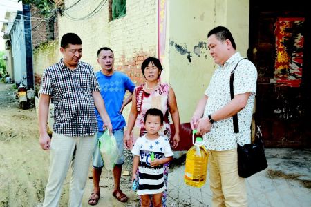 爱心人士慰问贫困户