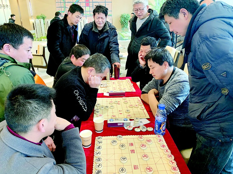 60名象棋爱好者争夺"棋王"