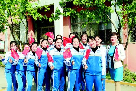 “快闪”唱祖国 培育爱国情