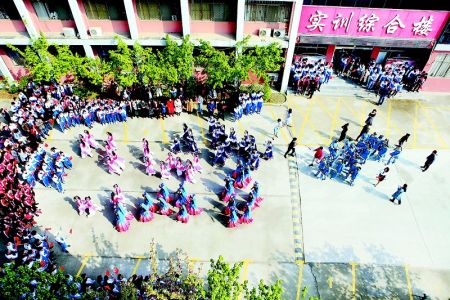 “快闪”唱祖国 培育爱国情