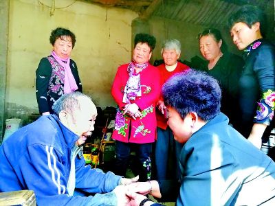 为孤寡老人送温暖