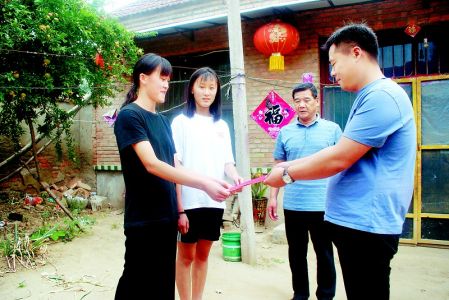 单县政协委员捐助贫困学生