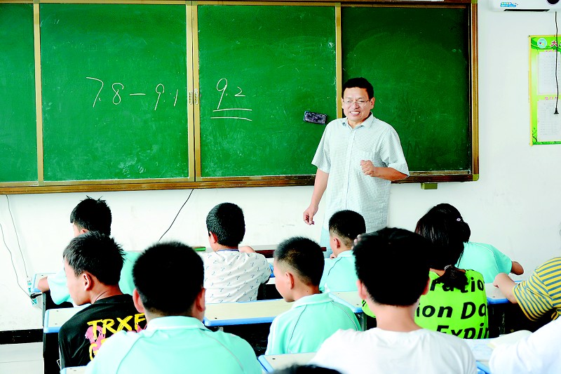 姓名:王爱忠学校:曹县大集镇中学教龄:27年荣誉:全国优秀教师