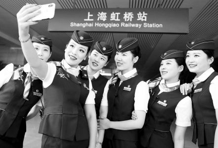 列车乘务员换装迎国庆