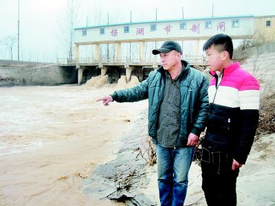 杨中春等4人来到曹县韩集镇杨小湖村,感谢村民杨保国,周长众,杨海江