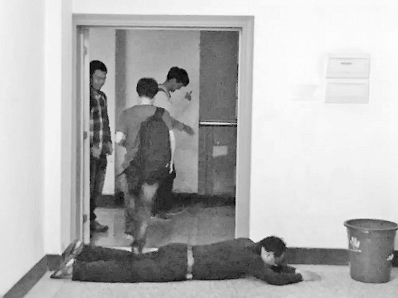 老师趴地上求学生赐胯下之辱