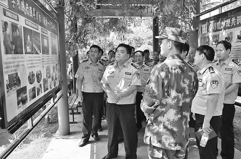 民警参观学习武警成武中队