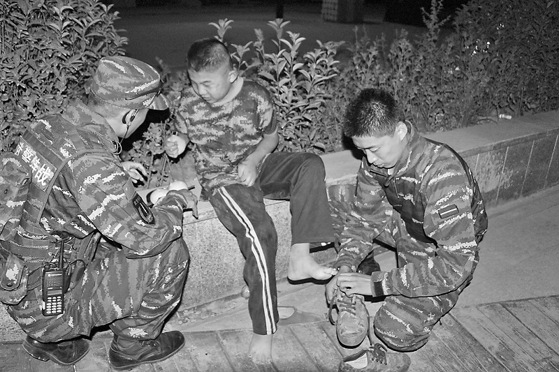 就在青年湖南看到市民在围观一位赤身光脚的男孩