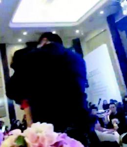 公公婚礼现场强吻儿媳?