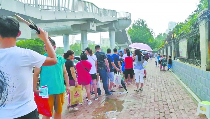 小学新生报名又现连夜排队