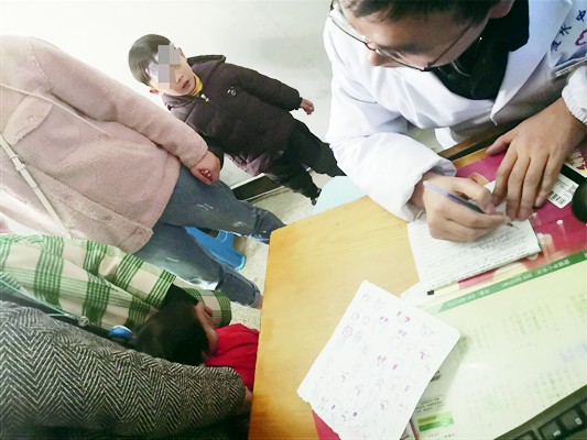 孩子因为害怕一直哭闹不愿配合儿科医生检查,加上孩子还小,往往对自己