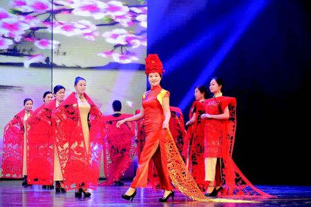 “牡丹旗袍”惊艳亮相>>3版