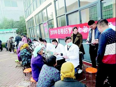 岳程街道社区卫生服务中心为老人免费查体