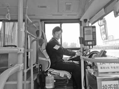 点击放大 乘客晕倒,城际公交车开进医院