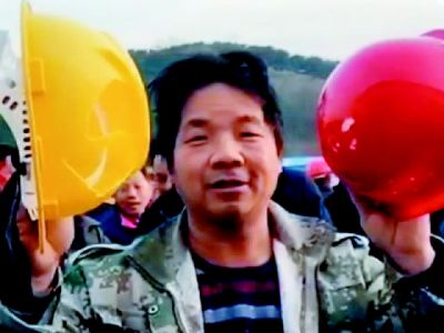 点击放大 安全帽一碰就碎引发热议