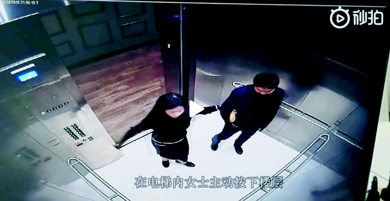 在另一电梯门口,刘静尧和刘强东两人进入电梯,助理留在了电梯外.