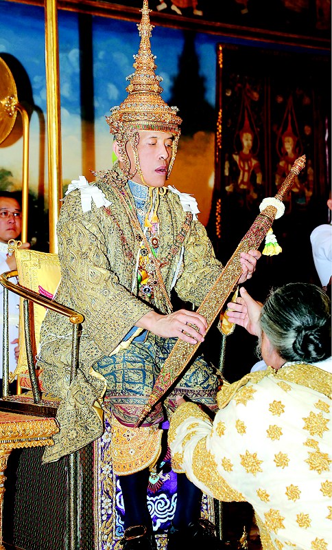 泰国国王戴7.3公斤王冠加冕