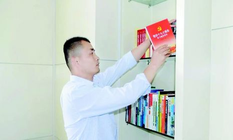 紧急关头，他勇救落水儿童