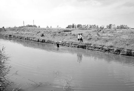 驾驶员弃车跳河，原来醉驾又无证