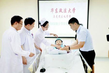 躺在病床上，她完成了毕业论文答辩