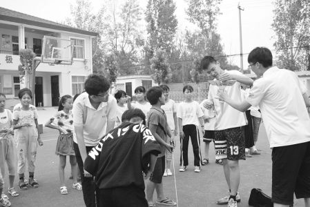 农村小学来了大学生