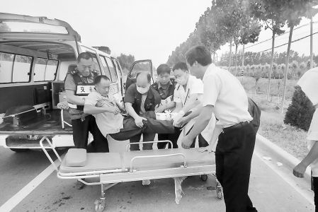 点击放大 路遇受伤群众,交通巡查员及时救助