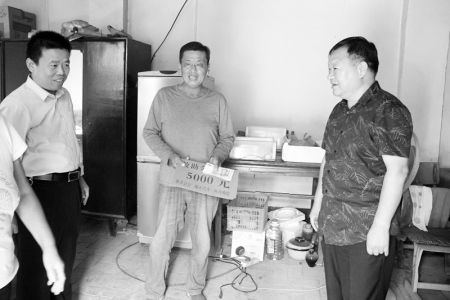 鄄城两特困大病患者获“周行一善”救助