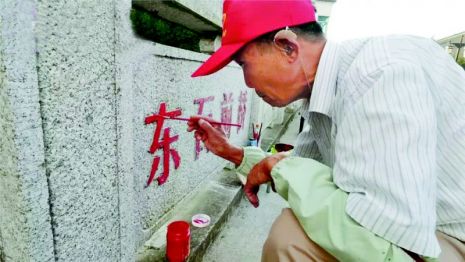“他倒下了，我继续描桥！”