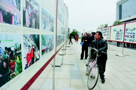 点击放大 2000余幅图片展示扶贫成效