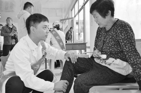 点击放大 健康义诊进社区,贴心服务暖人心