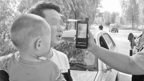 点击放大 酒驾被抓,这俩父亲在孩子面前成“反面教材”