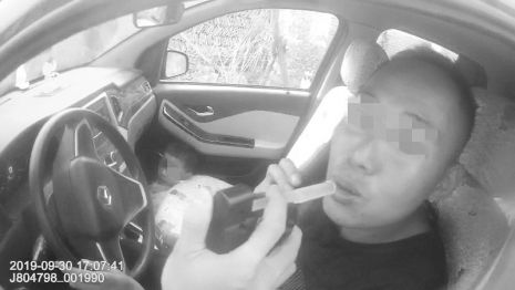 点击放大 酒驾被抓,这俩父亲在孩子面前成“反面教材”